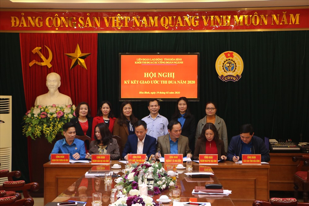 Khối thi đua công đoàn các ngành của tỉnh Hòa Bình ký giao ước thi đua.