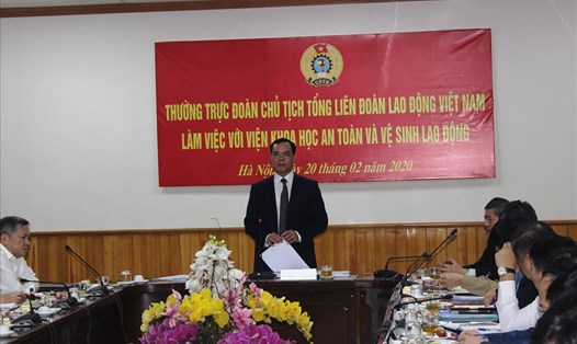 Đồng chí Nguyễn Đình Khang - Ủy viên Trung ương Đảng, Chủ tịch Tổng Liên đoàn Lao động Việt Nam chủ trì buổi làm việc.
