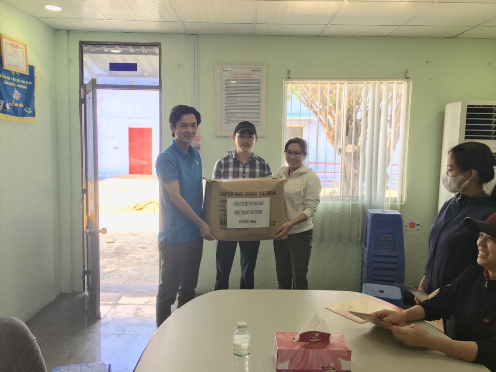 Lãnh đạo LĐLĐ Vạn Ninh tặng khẩu trang cho công nhân. Ảnh: Trần Thủy