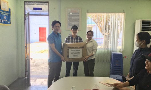 Lãnh đạo LĐLĐ Vạn Ninh tặng khẩu trang cho công nhân. Ảnh: Trần Thủy