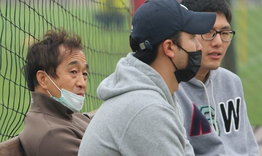 Huấn luyện viên Lee Young-jin theo dõi buổi tập của Đình Trọng, Quang Hải. Ảnh: Trần Hiếu