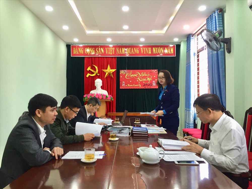 Đồng chí Trần Thị Thu Hằng - Chủ tịch Công đoàn Viên chức tỉnh, báo cáo Đoàn kiểm tra về tài chính Công đoàn của đơn vị năm 2019. Ảnh: B.N