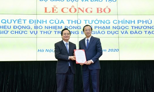 Tân Thứ trưởng Bộ GDĐT Phạm Ngọc Thưởng (bìa phải) trong buổi lễ trao quyết định bổ nhiệm. Ảnh BỘ GDĐT