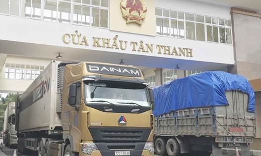 Từ 8h sáng đến 5h chiều, cửa khẩu Tân Thanh chỉ thông quan được 11 xe trái cây xuất khẩu do thủ tục thông quan cần thận trọng trước tình hình dịch COVID-19.