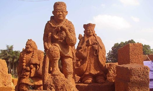Tảng đá ong nguyên khối được những người thợ đá chạm trổ thành những con giống, tượng Phật. Ảnh: Lan Nhi