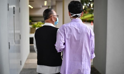 Ông Wang (bên phải) cùng với cha của mình (bên trái) là những bệnh nhân đầu tiên nhiễm COVID-19 tại Singapore đã được điều trị và xuất viện. Ảnh: The Straits Times