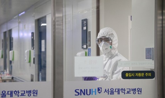 Hàn Quốc có binh sĩ đầu tiên nhiễm COVID-19. Trong ảnh là lối vào một khu tại Bệnh viện Đại học Quốc gia Seoul ở Seoul. Ảnh: Yonhap.