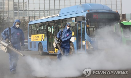 Nhân viên y tế đang khử trùng tại bến xe bus ở phía đông Seoul ngày 20.2. Ảnh: Yonhap