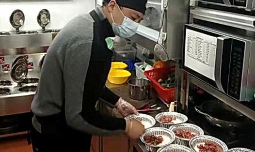 Ông Liu Xiaohu đang chuẩn bị đồ ăn cho các bác sĩ điều trị COVID-19. Ảnh: China Daily