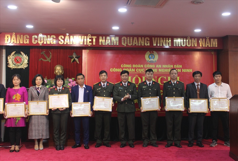Đồng chí Vũ Mạnh Hà, Chủ tịch Công đoàn Công an Nhân dân (thứ 5 từ phải sang) trao bằng khen cho các tập thể, cá nhân thuộc Cục H08. Ảnh: Trần Kiều