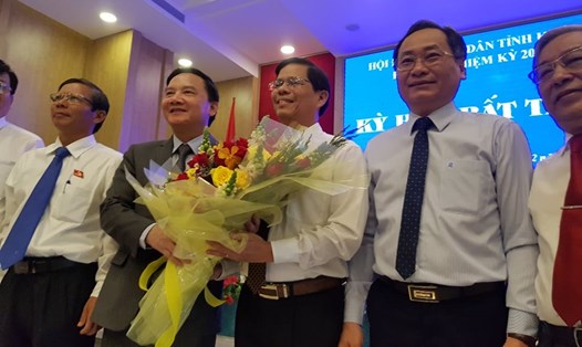 Ông Nguyễn Tấn Tuân (giữa) đắc cử chức Chủ tịch UBND tỉnh Khánh Hòa.