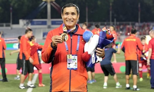 Huấn luyện viên Mai Đức Chung và tấm Huy chương Vàng SEA Games 30. Ảnh: D.P