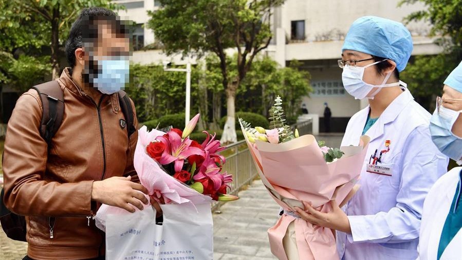 Một sinh viên Pakistan (trái) đang học tập tại Trung Quốc hồi phục, xuất viện tại Bệnh viện Nhân dân số 8 Quảng Châu, thành phố Quảng Châu, tỉnh Quảng Đông. Ảnh: Tân Hoa Xã.