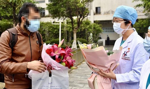 Một sinh viên Pakistan (trái) đang học tập tại Trung Quốc hồi phục, xuất viện tại Bệnh viện Nhân dân số 8 Quảng Châu, thành phố Quảng Châu, tỉnh Quảng Đông. Ảnh: Tân Hoa Xã.