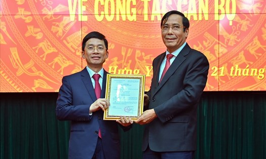 Ông Nguyễn Thanh Bình trao quyết định cho ông Nguyễn Duy Hưng (trái). Ảnh PV
