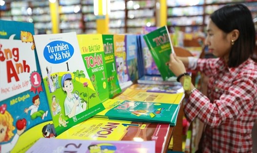Ngoài  chất lượng các bộ sách, thì giá sách giáo khoa cũng là một yếu tố được phụ huynh quan tâm. Ảnh: Hải Nguyễn.