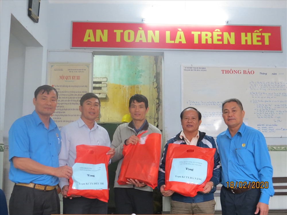 Trao tặng vật dụng phòng chống dịch COVID-19 cho CNLĐ. Ảnh: Đ.Tuyên