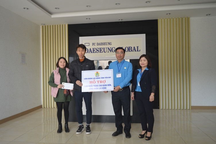 Đồng chí Nguyễn Chương Phát, Chủ tịch LĐLĐ tỉnh Yên Bái trao hỗ trợ 1.000 khẩu trang y tế cho công nhân lao động trong Công ty. Ảnh: T.X