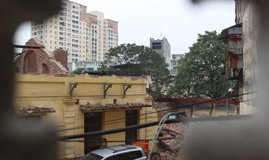 Công trình Trạm phát sóng Bạch Mai là nhà gạch xây 1 tầng mái ngói đã bị phá bỏ một phần. Ảnh TK