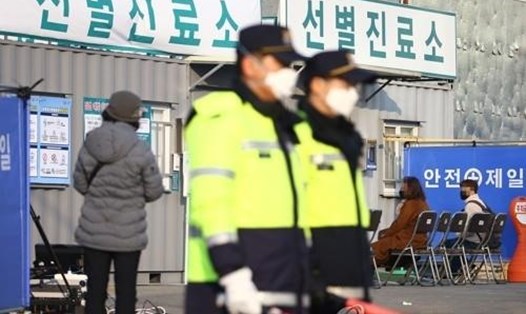 Cảnh sát đứng gác bên ngoài một trung tâm y tế ở Daegu, khu vực đang là điểm nóng dịch COVID-19 ở Hàn Quốc. Ảnh: Yonhap.