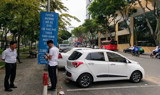 Tuyến đường Lê Lai (quận 1)  thu phí đỗ xe ô tô dưới lòng đường qua ứng dụng My Parking.  Ảnh: Minh Quân