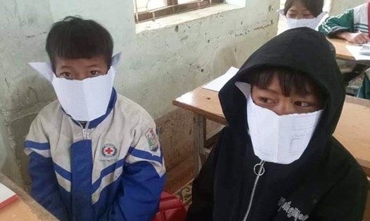 Đăng hình ảnh học sinh đeo khẩu trang bằng giấy trên mạng xã hội, 2 cán bộ, giáo viên huyện Kỳ Sơn (Nghệ An) bị phê bình - Ảnh: L.T.