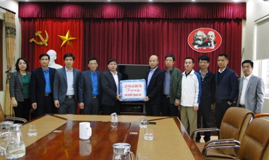Lãnh đạo Liên đoàn lao động tỉnh Thái Bình, Công đoàn ngành Xây dựng trao khẩu trang cho công đoàn Trường trung cấp giao thông vận tải.