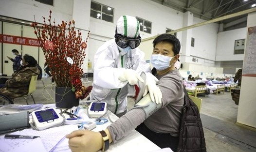 Một bệnh nhân nhiễm COVID-19 ở Thành Đô, tỉnh Tứ Xuyên, Trung Quốc đã tái nhiễm sau 10 ngày xuất viện. Ảnh: AP.