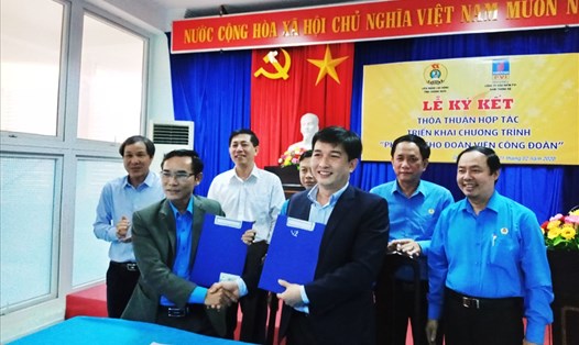 Chủ tịch LĐLĐ tỉnh Quảng Ngãi Trần Quang Tòa và Giám đốc PVI Nam Trung Bộ Bùi Phụ Đức ký kết thỏa thuận hợp tác “Phúc lợi cho đoàn viên và người lao động”.