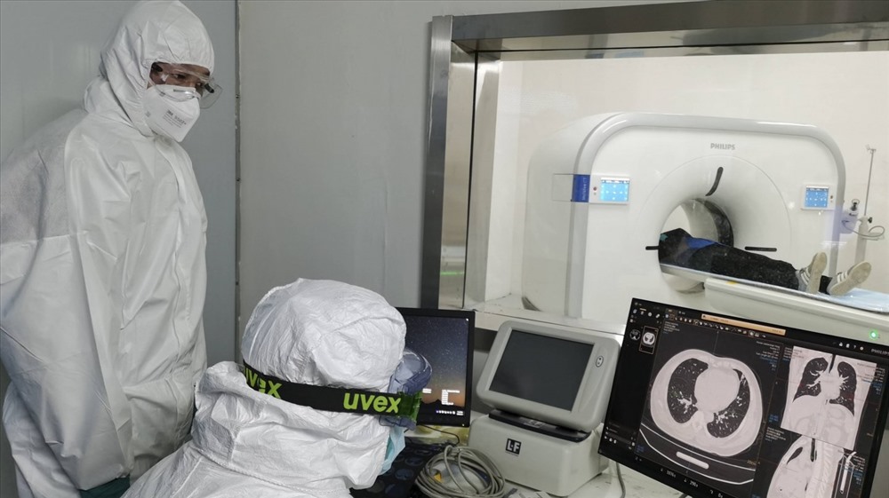 Các bác sĩ ở bệnh viện Vũ Hán xem phim CT của bệnh nhân COVID-19. Ảnh: Tân Hoa xã