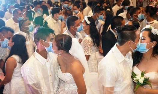 Đám cưới tập thể với sự tham dự của 220 cặp cô, dâu chú rể đeo khẩu trang y tế, được tài trợ bởi chính quyền thành phố Bacolod, Philippines. Ảnh: Reuters