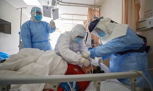 Nhân viên y tế điều trị cho bệnh nhân COVID-19 tại một bệnh viện ở Vũ Hán, Trung Quốc. Ảnh: EPA.
