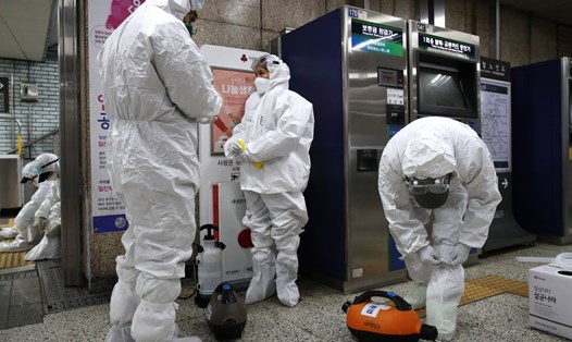 Công nhân mặc đồ bảo hộ chuẩn bị khử trùng phòng dịch COVID-19 ở ga tàu điện ngầm Seoul. Ảnh: Getty Images.