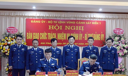 Trung tướng Hoàng Văn Đồng chứng kiến nội dung ký bàn giao chức trách, nhiệm vụ Chính ủy, Bí thư Đảng ủy Vùng Cảnh sát biển 1.