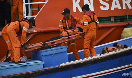 Đơn vị cứu hộ ở Indonesia diễn tập giải cứu người bị nạn. Ảnh: AFP