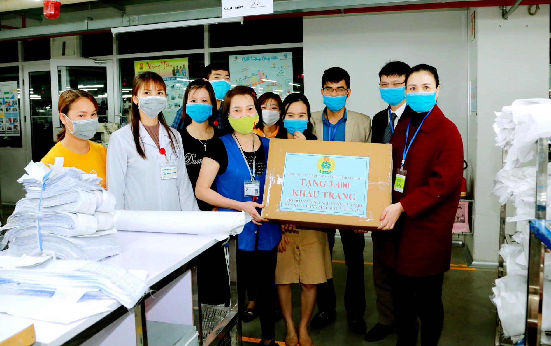 Lãnh đạo CĐ các KCN tỉnh Vĩnh Phúc trao tặng khẩu trang cho công nhân lao động.
