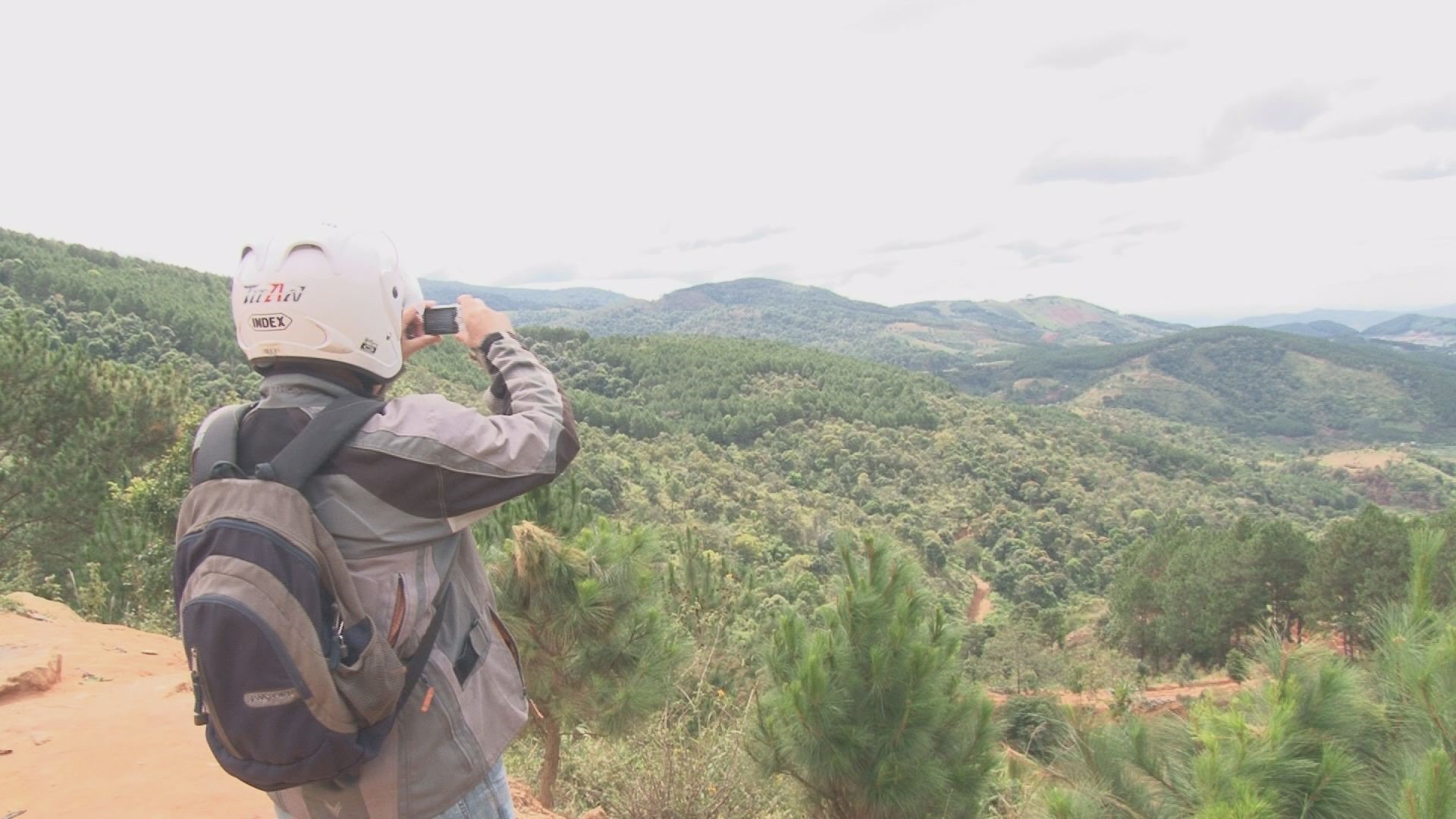 Một phượt thủ đang chụp hình cảnh quan