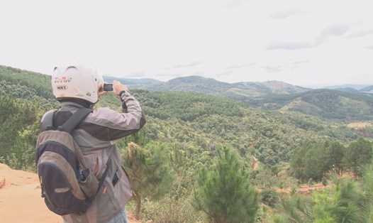 Một phượt thủ đang chụp hình cảnh quan