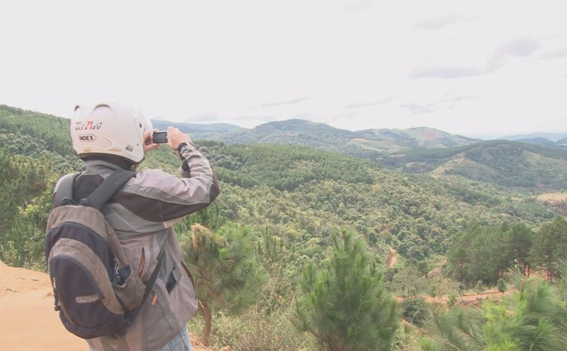 Một phượt thủ đang chụp hình cảnh quan