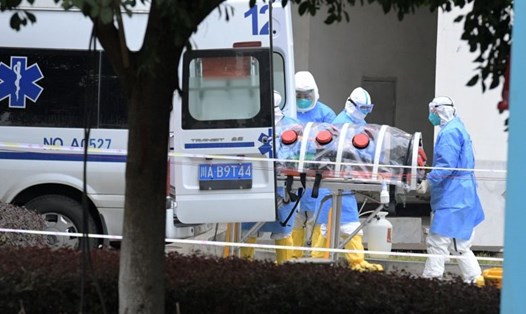 Nhân viên y tế đưa một bệnh nhân khỏi xe cứu thương ở Thành Đô, Trung Quốc. Ảnh: Reuters.