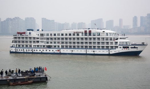 Một trong số tàu du lịch dành cho các nhân viên y tế chuẩn bị cập cảng tại bến trên sông Dương Tử ở Vũ Hán. Ảnh: Reuters.