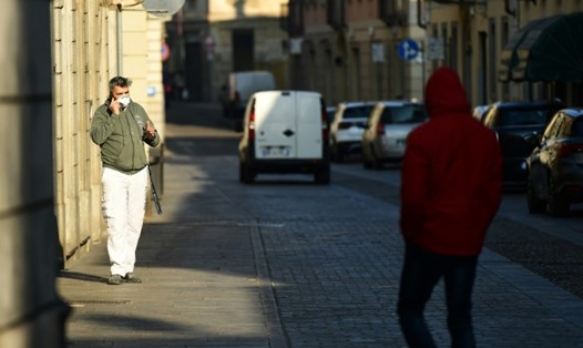Một cư dân đi bộ dọc con đường ở phía tây nam Milan. Tổng số 30 ca nhiễm COVID-19 được ghi nhận tại Italia tính tới hết ngày 22.2. Ảnh: AFP