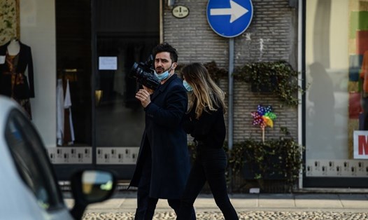 Ngưòi dân vùng nhiễm virus Codogno, Lombardy đeo khẩu trang. Ảnh: AFP