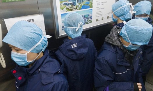 Nhân viên làm việc trong thang máy ở bệnh viện Tongji, Vũ Hán. Ảnh: Tân Hoa Xã