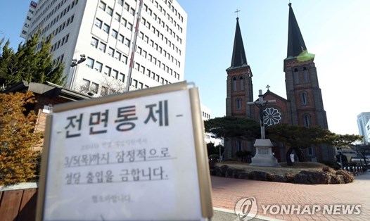 Nhà thờ ở Daegu bị đóng cửa hôm 23.2 để ngăn chặn sự lây lan của COVID-19. Ảnh: Yonhap