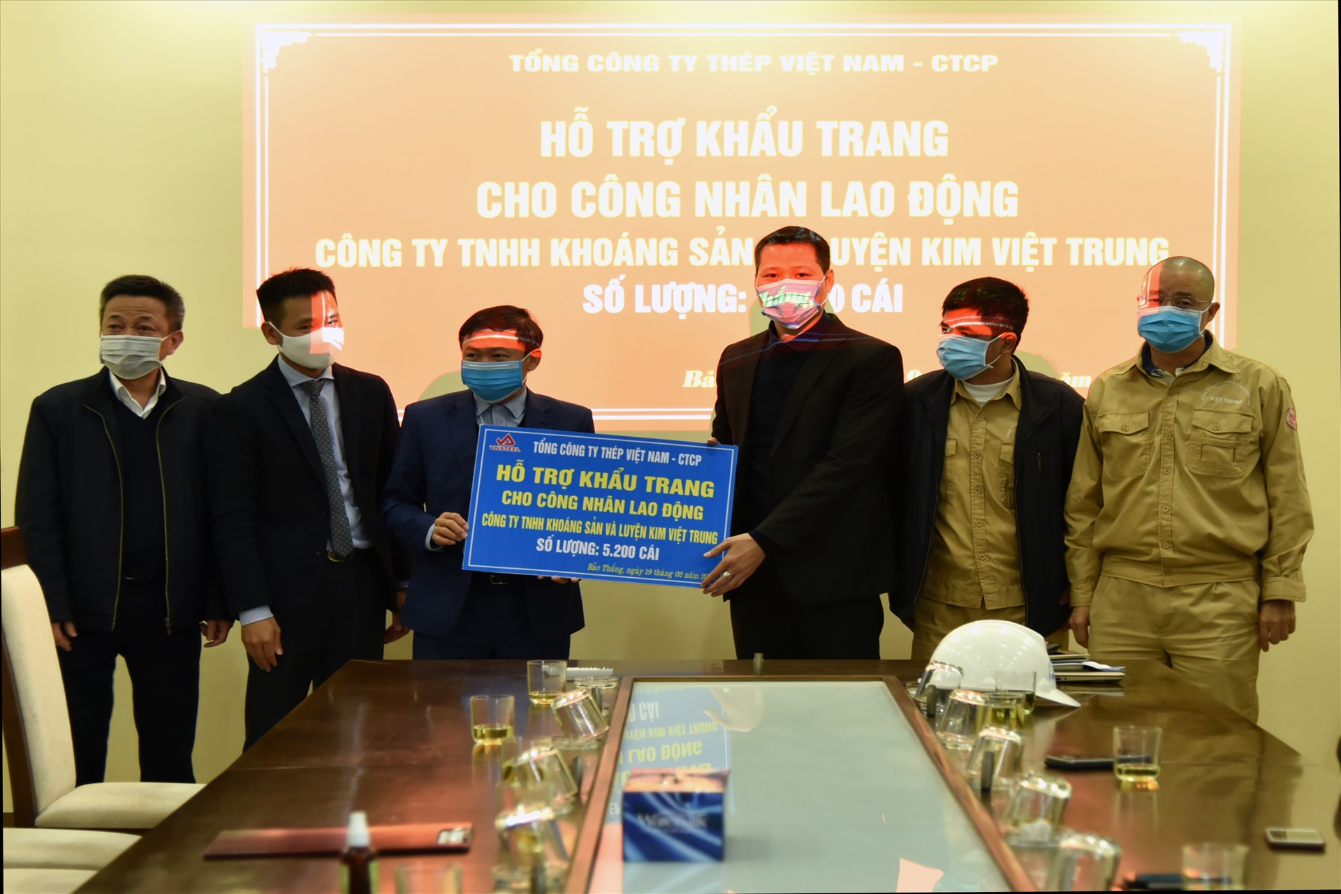 Lãnh đạo và Công đoàn Tổng Công ty Thép Việt Nam - CTCP trao khẩu trang cho đại diện người lao động. Ảnh: M.L