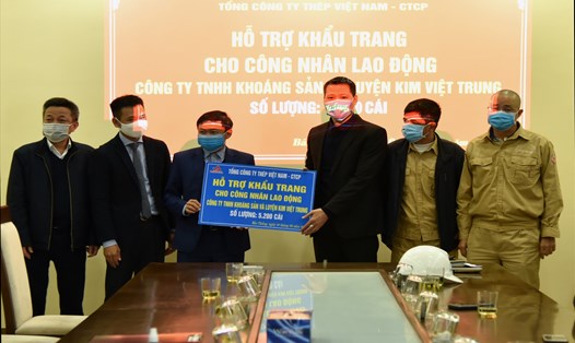 Lãnh đạo và Công đoàn Tổng Công ty Thép Việt Nam - CTCP trao khẩu trang cho đại diện người lao động. Ảnh: M.L
