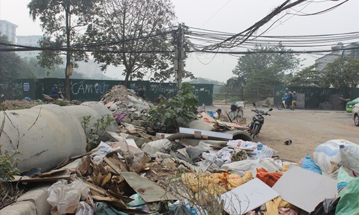 Bãi rác tự phát bốc mùi hôi thối bức hại môi trường sống.
