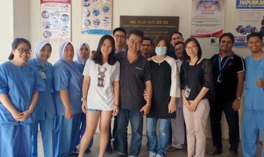 Bệnh nhân dương tính COVID-19 thứ 13 ở Malaysia (đeo khẩu trang) đã được xuất viện từ phòng cách ly tại bệnh viện Sultanah Bahiyah, Alor Setar, phía Tây Bắc Malaysia sau khi hồi phục hoàn toàn. Ảnh: Malaysia Mail