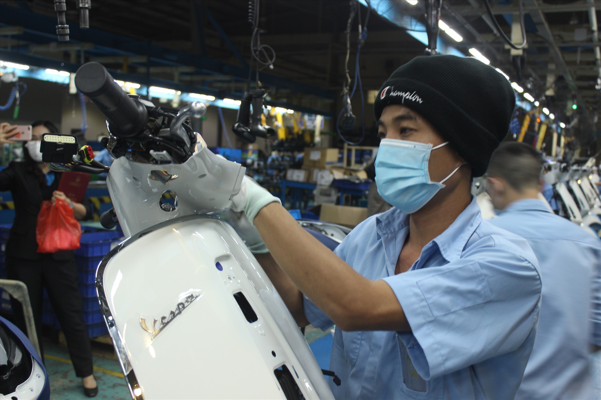 Công nhân Công ty TNHH Piaggio Việt Nam (KCN Bình Xuyên,Vĩnh Phúc) đeo khẩu trang trong giờ làm việc để phòng chống dịch COVID-19. Ảnh: Quế Chi